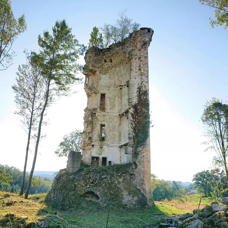 La tour de Grippel &agrave; Marat commune du Puy-de-D&ocirc;me